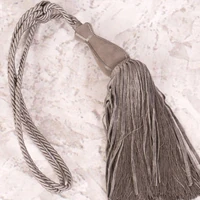 Kép 1/3 - alisa-egy-bojtos-fuggonyelkoto-acelszurke-80-cm