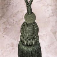 jowita-egy-bojtos-fuggonyelkoto-sotetzold-70-cm-kozeli