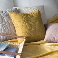 Kép 2/2 - alara-4-parnahuzat-agytakarohoz-fekete-40-x-40-cm-hangulatkep