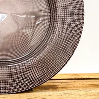 Kép 2/2 - Perge lapos üvegtányér 28 cm taupeezüst átmérő: 28 cm 1
