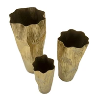 Kép 4/7 - Tris váza fémből 3 db-os szett arany ø 41x39x83-32x31x67-23x25x49 cm