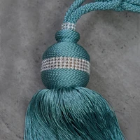 Kép 2/4 - tracy-egy-bojtos-fuggonyelkoto-turkiz-63-cm-kozeli