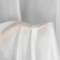Kép 2/8 - luna-fenyes-cernaval-atszott-eso-hatasu-fuggony-feher-140-x-250-cm-kozeli-anyag-kezben
