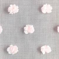 Kép 2/8 - stella-dekor-fuggony-pom-pom-diszitessel-pasztell-rozsaszin-140-x-250-cm-kifeszitett-minta