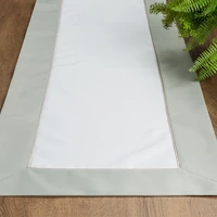 Kép 2/6 - sandi-asztali-futo-olivazold-szinu-szeles-peremmel-natur-40-x-140-cm-hangulatkep