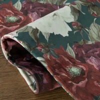 Kép 4/6 - feher-bordo-viragmintas-barsony-asztali-futo-35-x-140-cm-hajtogatott-anyag