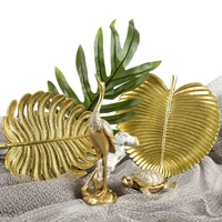 Kép 2/2 - femi-figura-arany-23-x-12-x-40-cm-hangulatkep