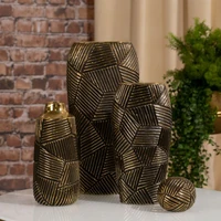 Kép 3/5 - emmi-05-keramia-vaza-fekete-arany-13-x-13-x-30-cm-hs401416-hangulatkep