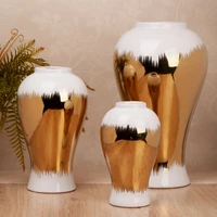 Kép 4/4 - tala-01-keramia-vaza-feher-arany-17-x-17-x-26-cm-hs401847-hangulatkep