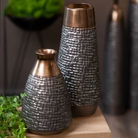 Kép 6/6 - morena-keramia-vaza-acelszurke-bronz-14-x-14-x-26-cm-hangulatkep-2