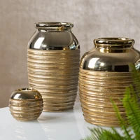 Kép 4/4 - dori-keramia-vaza-arany-20-x-20-x-25-cm-hangulatkep