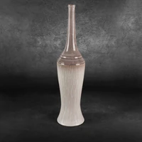 Kép 2/4 - rosina-keramia-vaza-kremszin-18-x-18-x-76-cm-hatterrel