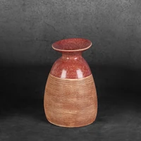 Kép 2/5 - elda-keramia-vaza-piros-vilagosbarna-16-x-15-x-22-cm-hatterrel