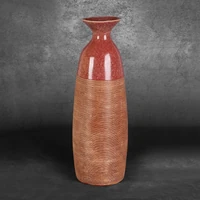 Kép 2/5 - elda-keramia-vaza-piros-vilagosbarna-18-x-17-x-51-cm-hatterrel