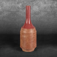 Kép 2/5 - elda-keramia-vaza-piros-vilagosbarna-16-x-16-x-48-cm-hatterrel