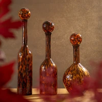 Kép 3/3 - isla-uveg-vaza-narancssarga-12-x-12-x-70-cm-hangulatkep