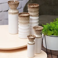 Kép 5/6 - erina-keramia-vaza-feher-barna-13-x-13-x-35-cm-hangulatkep-1