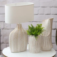 Kép 5/5 - liza-keramia-vaza-kremszin-15-x-15-x-22-cm-hangulatkep-1