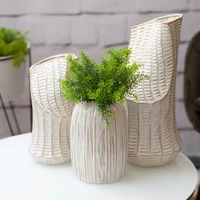 Kép 4/5 - liza-keramia-vaza-kremszin-15-x-15-x-22-cm-hangulatkep