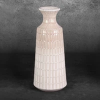Kép 2/4 - edna-keramia-vaza-kremszin-16-x-16-x-40-cm-hatterrel