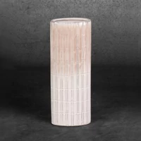 Kép 2/4 - edna-keramia-vaza-kremszin-12-x-6-x-31-cm-hatterrel