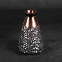 Kép 2/6 - morena-keramia-vaza-acelszurke-bronz-16-x-16-x-24-cm-hatterrel