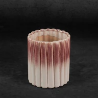 Kép 2/6 - evita-keramia-kaspo-kremszin-rozsaszin-15-x-15-x-16-cm-hatterrel