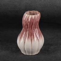Kép 2/6 - evita-keramia-vaza-kremszin-rozsaszin-16-x-16-x-25-cm-hatterrel