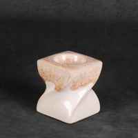 Kép 2/5 - ruben-keramia-gyertyatarto-kremszin-7-x-7-x-8-cm-hatterrel