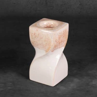 Kép 2/5 - ruben-keramia-gyertyatarto-kremszin-8-x-8-x-16-cm-hatterrel