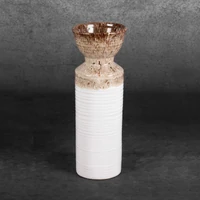 Kép 2/6 - erina-keramia-vaza-feher-barna-13-x-13-x-35-cm-hatterrel