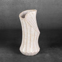 Kép 2/5 - liza-keramia-vaza-kremszin-14-x-14-x-29-cm-hatterrel