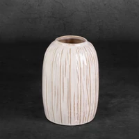 Kép 2/5 - liza-keramia-vaza-kremszin-15-x-15-x-22-cm-hatterrel