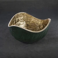 Kép 2/4 - pedro3-fem-disztal-sotetzold-arany-17-x-17-x-9-cm-hatterrel