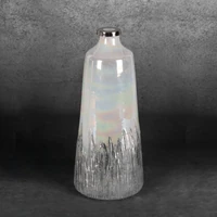 Kép 2/4 - aden-uveg-vaza-kremszin-ezust-15-x-15-x-36-cm-hatterrel