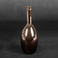 Kép 2/5 - dalia-uveg-vaza-barna-arany-10-x-10-x-24-cm-hatterrel