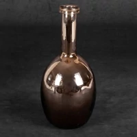 Kép 2/5 - dalia-uveg-vaza-barna-arany-11-x-11-x-31-cm-hatterrel