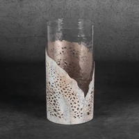 Kép 2/5 - dimon-uveg-gyertyatarto-bezs-13-x-13-x-27-cm-hatterrel