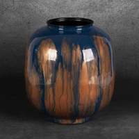 Kép 2/3 - kaja-dekorativ-fem-vaza-kek-arany-30-x-30-x-34-cm-hatterrel
