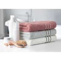 Kép 5/5 - fiore-csikos-torolkozo-feher-30-x-50-cm-hangulatkep