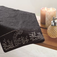 Kép 5/5 - victoria7-jacquard-torolkozo-fekete-70-x-140-cm-hangulatkep