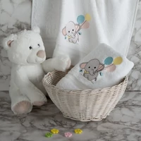 Kép 5/5 - baby50-elefantos-gyerek-torolkozo-feher-50-x-90-cm-hangulatkep