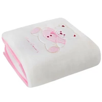 Kép 3/5 - baby2-macis-pierre-cardin-takaro-feher-rozsaszin-110-x-140-cm-600-g-m2-osszehajtva