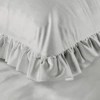 Kép 6/6 - reina23-fodrokkal-diszitett-pamut-szaten-agynemuhuzat-vilagosszurke-220-x-200-cm-70-x-80-cm-2db-parna