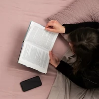 Kép 6/6 - nova1-pamut-szaten-lepedo-180-x-210-cm-hangulatkep