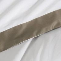 Kép 7/7 - laura-agynemuhuzat-kontrasztos-szegellyel-feher-220-x-200-cm-70-x-80-cm-2db-hs436123 5