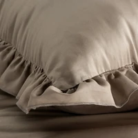 Kép 5/5 - reina23-fodrokkal-diszitett-pamut-szaten-agynemuhuzat-vilagosbarna-160-x-200-cm-70-x-80-cm-2db-hs440045 4