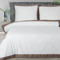 Kép 1/7 - Reina25 pamut-szatén ágyneműhuzat kontrasztos szegéllyel Fehér/kávé 160x200 cm - 70x80 cm 2db