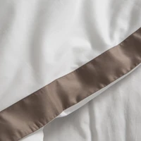 Kép 7/7 - Reina25 pamut-szatén ágyneműhuzat kontrasztos szegéllyel Fehér/kávé 160x200 cm - 70x80 cm 2db