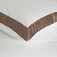 Kép 2/7 - Reina25 pamut-szatén ágyneműhuzat kontrasztos szegéllyel Fehér/kávé 160x200 cm - 70x80 cm 2db